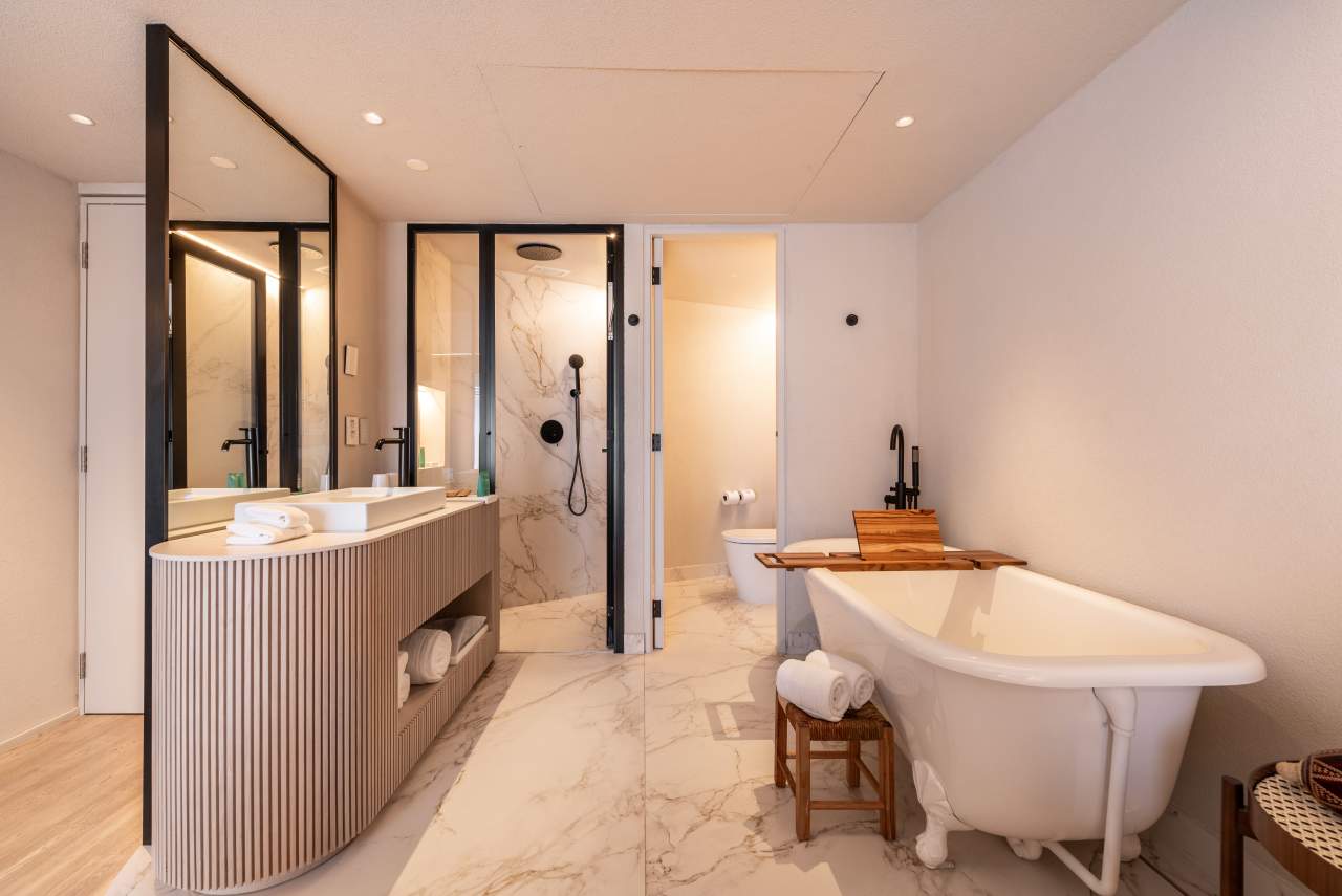 El compromiso de Roca por ofrecer experiencias de baño excepcionales están en perfecta sintonía con el prestigio del Hotel Unique como símbolo del lujo y la excelencia en el diseño en São Paulo. La reforma de 2024 combina modernidad con una elegancia atemporal, mejorando la experiencia de los huéspedes. Para crear una estética impactante, se ha combinado la grifería de lavabo de caño alto Ona de Roca en negro titanio con los lavabos Ohtake y Horizon. Los rociadores Rainsense en negro mate y las duchas de mano Stella proporcionan una agradable sensación de confort, mientras que los inodoros Inspira con tecnología Rimless completan un baño sostenible, sofisticado y minimalista.3