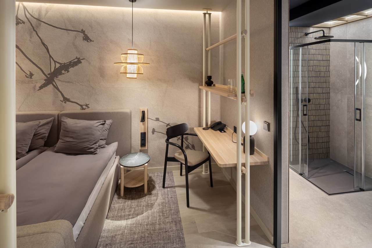 La prioridad en el diseño interior del hotel es garantizar que los huéspedes se vayan con una sonrisa, sintiéndose relajados y completamente satisfechos. Adoptando el enfoque minimalista del hygge, el diseño transmite una agradable sensación de confort a través de una cuidada selección de colores y mobiliario en materiales naturales con suaves curvas y formas orgánicas. En perfecta sintonía con la filosofía hygge, las líneas suaves y las formas redondeadas del lavabo Beyond de color café y del inodoro y bidé Inspira irradian relajación, calidez y armonía. El diseño de la colección Ona, inspirado en la naturaleza, se suma a la estética relajante. Los bidés y lavabos suspendidos contribuyen a crear una sensación de amplitud y equilibrio que evoca la serenidad de los paisajes tranquilos. De esta forma, el confort y el hygge se transmiten a todos los huéspedes del hotel. Los aseos públicos para hombres cuentan con los minimalistas urinarios Proton y los aseos accesibles están equipados con inodoros Access y asas de baño, garantizando un entorno acogedor e inclusivo para todos.15