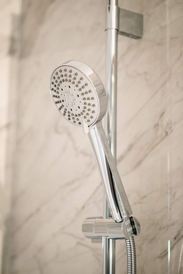 Las soluciones de Roca seleccionadas en los espacios de baño y las cocinas de todas las viviendas son el complemento perfecto al estilo exclusivo de las torres. Entre ellas se encuentran los inodoros Nexo y los inodoros suspendidos Meridian-N y The Gap, con asientos de caída amortiguada para un mayor confort. Con el fin de crear una experiencia exclusiva en la zona de ducha, se ha optado por el rociador circular Rainsense y la ducha de mano Stella, mientras que algunos apartamentos cuentan con la bañera Virginia, caracterizada por su elegante estética y grandes dimensiones. Asimismo, se han seleccionado lavabos de las colecciones Inspira, fabricados en Fineceramic®, y Bol, que realzan el diseño sofisticado de cada vivienda.12