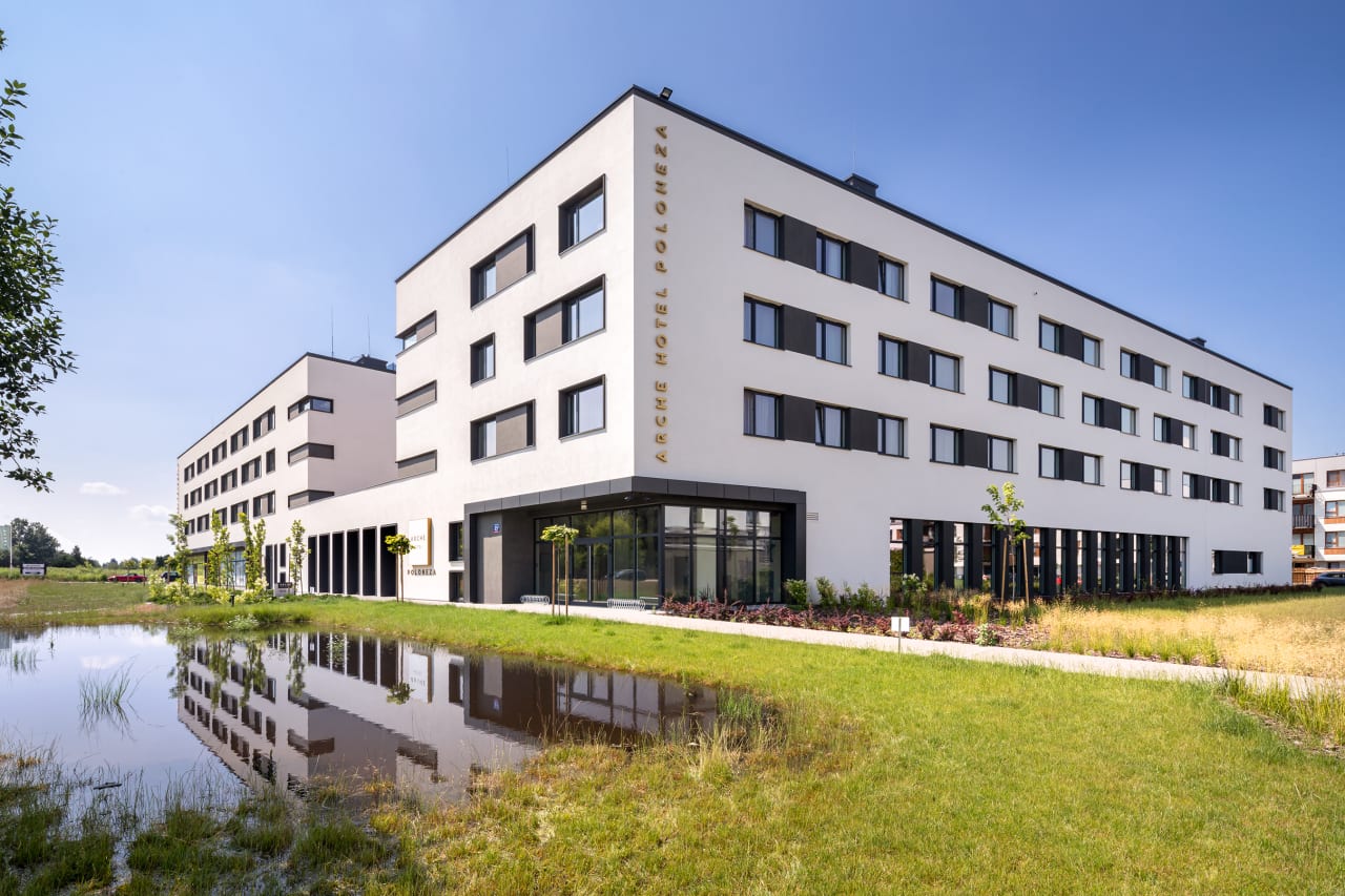 Los baños están equipados con las colecciones The Gap y Victoria de Roca. El diseño compacto de The Gap contribuye a optimizar el espacio, mientras que la serie Victoria ofrece soluciones de gran fiabilidad y fácil mantenimiento que incrementan el confort de los huéspedes. La colección Access ha sido seleccionada para cubrir las necesidades de todos los huéspedes y los platos de ducha Granada, de corte minimalista, ofrecen la durabilidad y el rendimiento requeridos en un entorno hotelero.