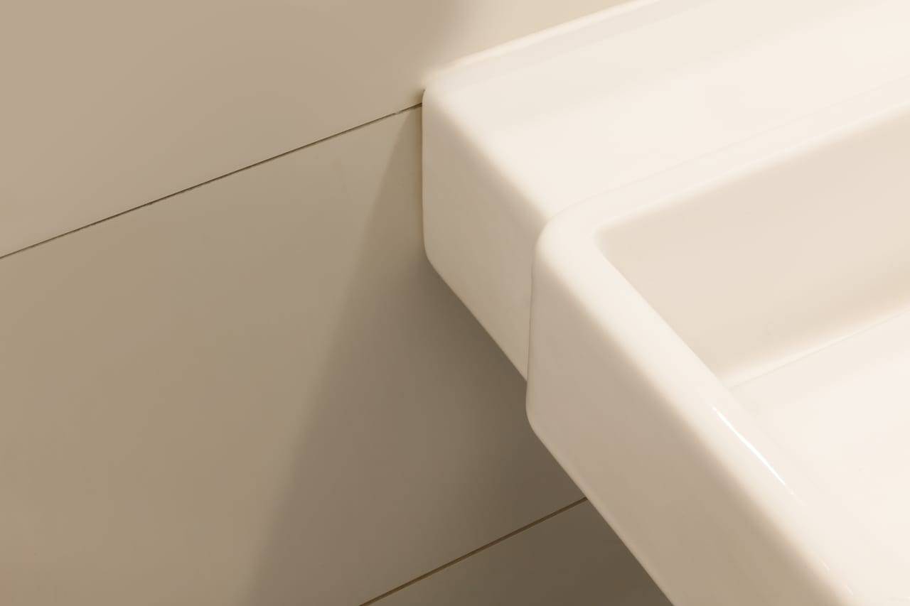 Con el fin de adaptar los baños a las necesidades actuales y respetar la integridad del edificio, los productos seleccionados deben transmitir los ideales contemporáneos de su arquitectura y ser accesibles e inclusivos. El diseño lineal y estructurado de los lavabos murales y las suaves curvas y volúmenes apilados de los inodoros suspendidos Roca Rimless® evocan una simplicidad atemporal y se hacen eco de los ideales modernistas del edificio de Sert. La colección Access, adecuada para todo tipo de usuarios, ha sido otra incorporación esencial a los baños, incluidos los asientos y tapas de inodoro, los espejos basculantes y los asientos de ducha abatibles. La elección de los dispensadores de toallas y las papeleras de la colección Public han contribuido a una mayor funcionalidad del espacio.21