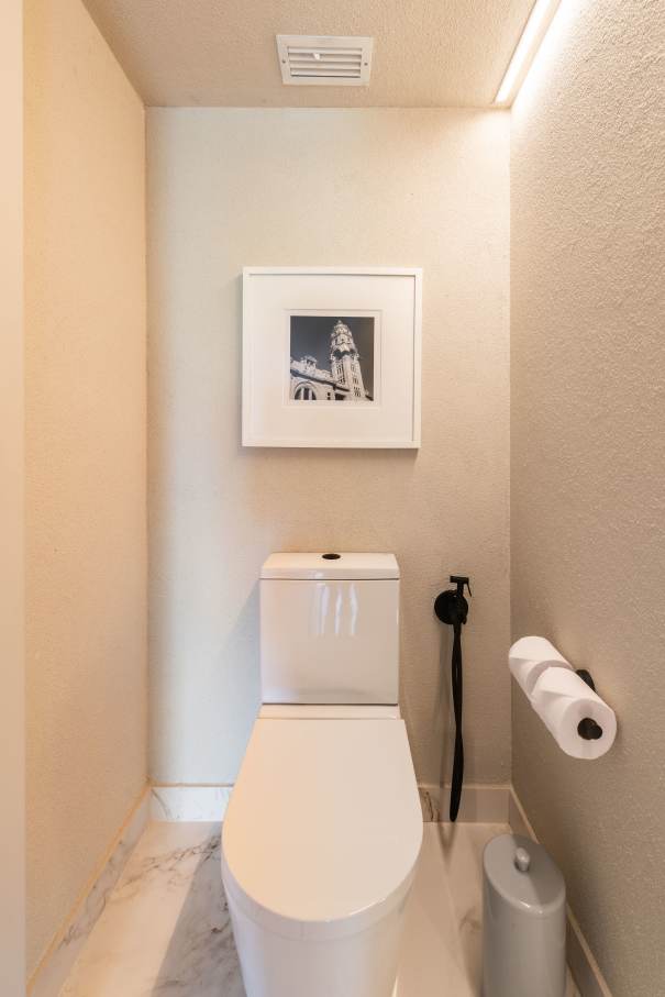 El compromiso de Roca por ofrecer experiencias de baño excepcionales están en perfecta sintonía con el prestigio del Hotel Unique como símbolo del lujo y la excelencia en el diseño en São Paulo. La reforma de 2024 combina modernidad con una elegancia atemporal, mejorando la experiencia de los huéspedes. Para crear una estética impactante, se ha combinado la grifería de lavabo de caño alto Ona de Roca en negro titanio con los lavabos Ohtake y Horizon. Los rociadores Rainsense en negro mate y las duchas de mano Stella proporcionan una agradable sensación de confort, mientras que los inodoros Inspira con tecnología Rimless completan un baño sostenible, sofisticado y minimalista.19