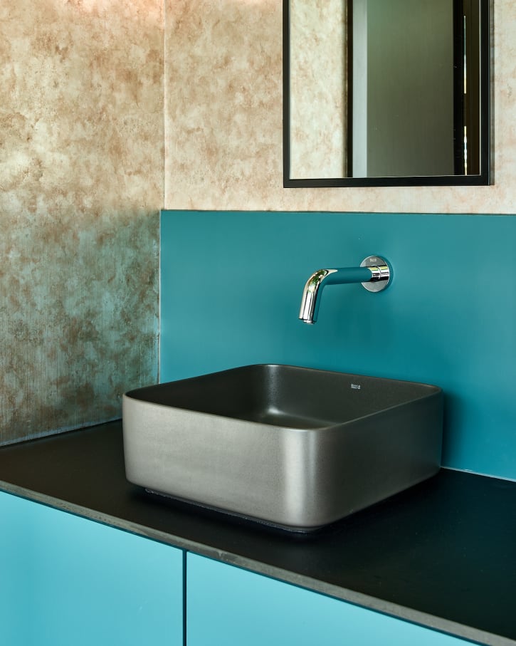 Los baños del hotel están equipados con las colecciones de Roca Inspira, Loft, Atlas y Nexo. Los lavabos Inspira ofrecen versatilidad y un uso eficiente del espacio; en cuanto a la grifería Loft permite controlar el caudal de agua de forma precisa, mientras que Atlas resulta fácil de manejar y ofrece la durabilidad requerida en un entorno de uso intensivo. Asimismo, varios apartamentos disponen de bañeras de la colección Ariane, que permiten a los huéspedes relajarse mientras disfrutan de la vista panorámica.8