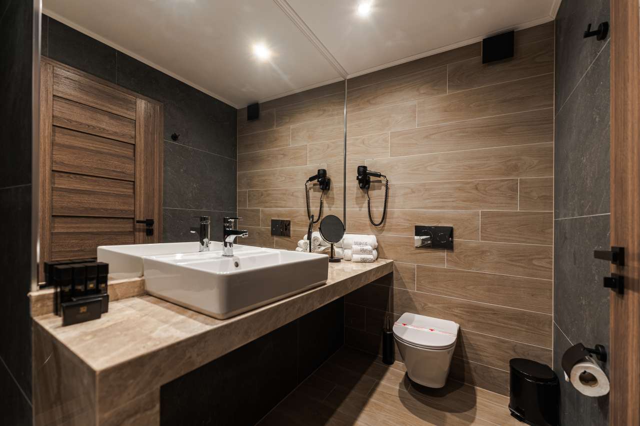 Los baños del hotel cumplen con los más altos estándares de la hostelería moderna gracias a la amplia gama de productos Roca presente en el establecimiento. Las duchas de mano Stella y los rociadores Rainsense ofrecen una experiencia envolvente en la ducha y un ambiente similar al de un spa, mientras los inodoros The Gap, los lavabos Horizon y la grifería Victoria Plus destacan por su funcionalidad y fácil manejo. Estas soluciones de baño, de gran durabilidad y un diseño moderno, logran crear espacios uniformes y elegantes que reflejan el compromiso del complejo hotelero de garantizar a sus huéspedes una experiencia relajante y reparadora.10