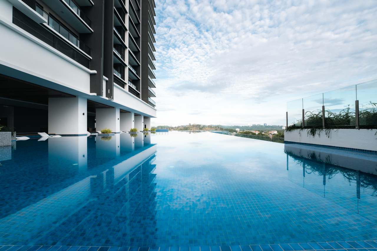 Las soluciones de Roca seleccionadas en los espacios de baño y las cocinas de todas las viviendas son el complemento perfecto al estilo exclusivo de las torres. Entre ellas se encuentran los inodoros Nexo y los inodoros suspendidos Meridian-N y The Gap, con asientos de caída amortiguada para un mayor confort. Con el fin de crear una experiencia exclusiva en la zona de ducha, se ha optado por el rociador circular Rainsense y la ducha de mano Stella, mientras que algunos apartamentos cuentan con la bañera Virginia, caracterizada por su elegante estética y grandes dimensiones. Asimismo, se han seleccionado lavabos de las colecciones Inspira, fabricados en Fineceramic®, y Bol, que realzan el diseño sofisticado de cada vivienda.1