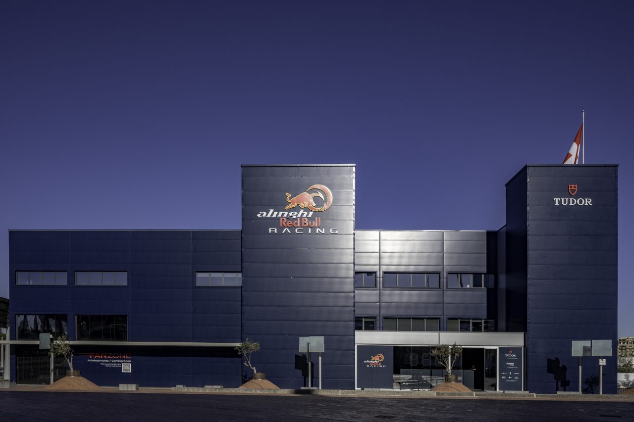 Estas soluciones incluyen inodoros, grifería y duchas inteligentes, todos ellos perfectamente integrados con Roca Connect, la plataforma digital de la marca basada en la nube que permite el control en tiempo real de los productos de baño inteligentes de Roca. El equipo puede recopilar y monitorizar información importante y patrones de comportamiento en los baños mediante el uso de la tecnología IoT. El objetivo de este enfoque colaborativo es optimizar los costes de mantenimiento y limpieza, al tiempo que se fomenta el ahorro de agua.15