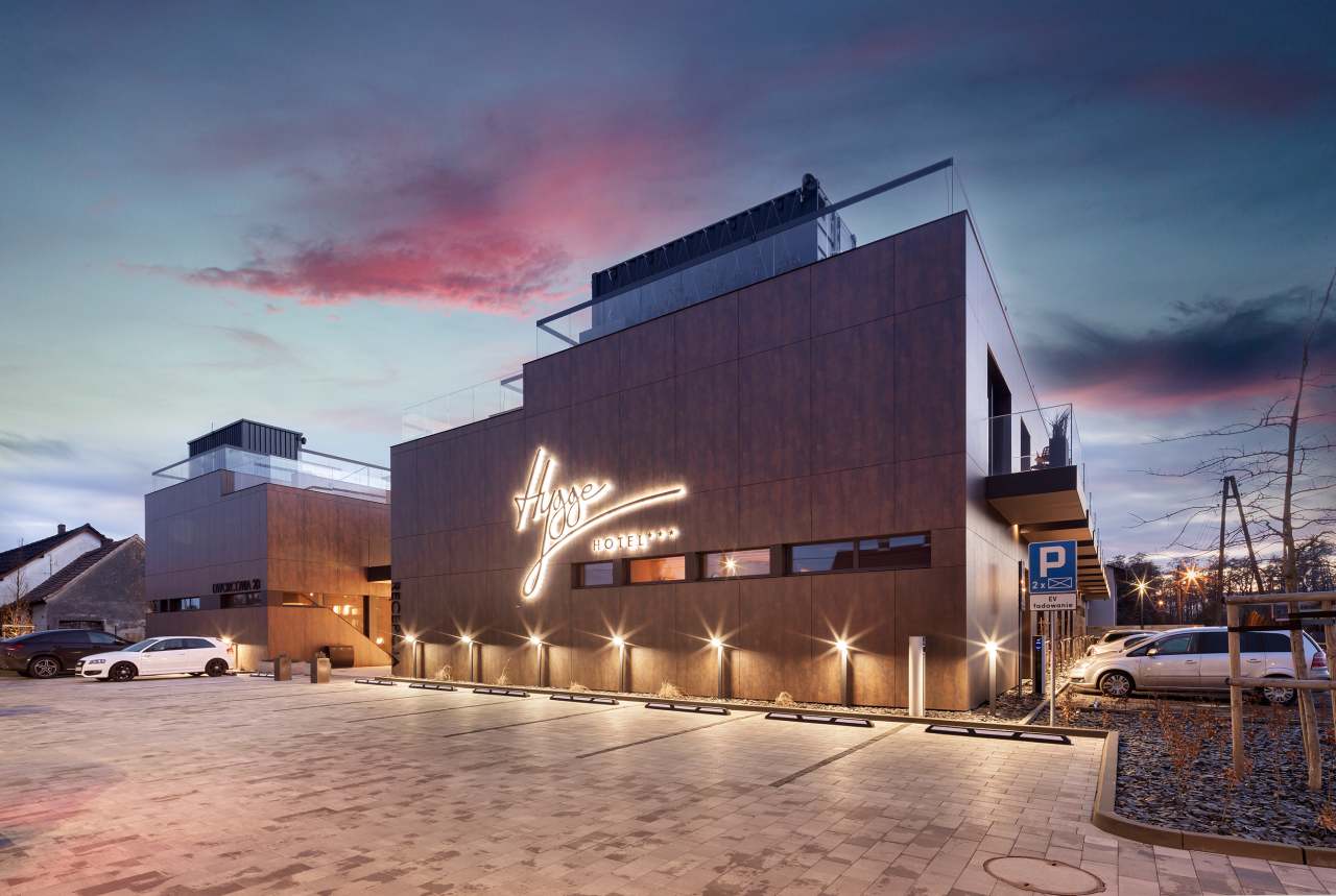 La prioridad en el diseño interior del hotel es garantizar que los huéspedes se vayan con una sonrisa, sintiéndose relajados y completamente satisfechos. Adoptando el enfoque minimalista del hygge, el diseño transmite una agradable sensación de confort a través de una cuidada selección de colores y mobiliario en materiales naturales con suaves curvas y formas orgánicas. En perfecta sintonía con la filosofía hygge, las líneas suaves y las formas redondeadas del lavabo Beyond de color café y del inodoro y bidé Inspira irradian relajación, calidez y armonía. El diseño de la colección Ona, inspirado en la naturaleza, se suma a la estética relajante. Los bidés y lavabos suspendidos contribuyen a crear una sensación de amplitud y equilibrio que evoca la serenidad de los paisajes tranquilos. De esta forma, el confort y el hygge se transmiten a todos los huéspedes del hotel. Los aseos públicos para hombres cuentan con los minimalistas urinarios Proton y los aseos accesibles están equipados con inodoros Access y asas de baño, garantizando un entorno acogedor e inclusivo para todos.37