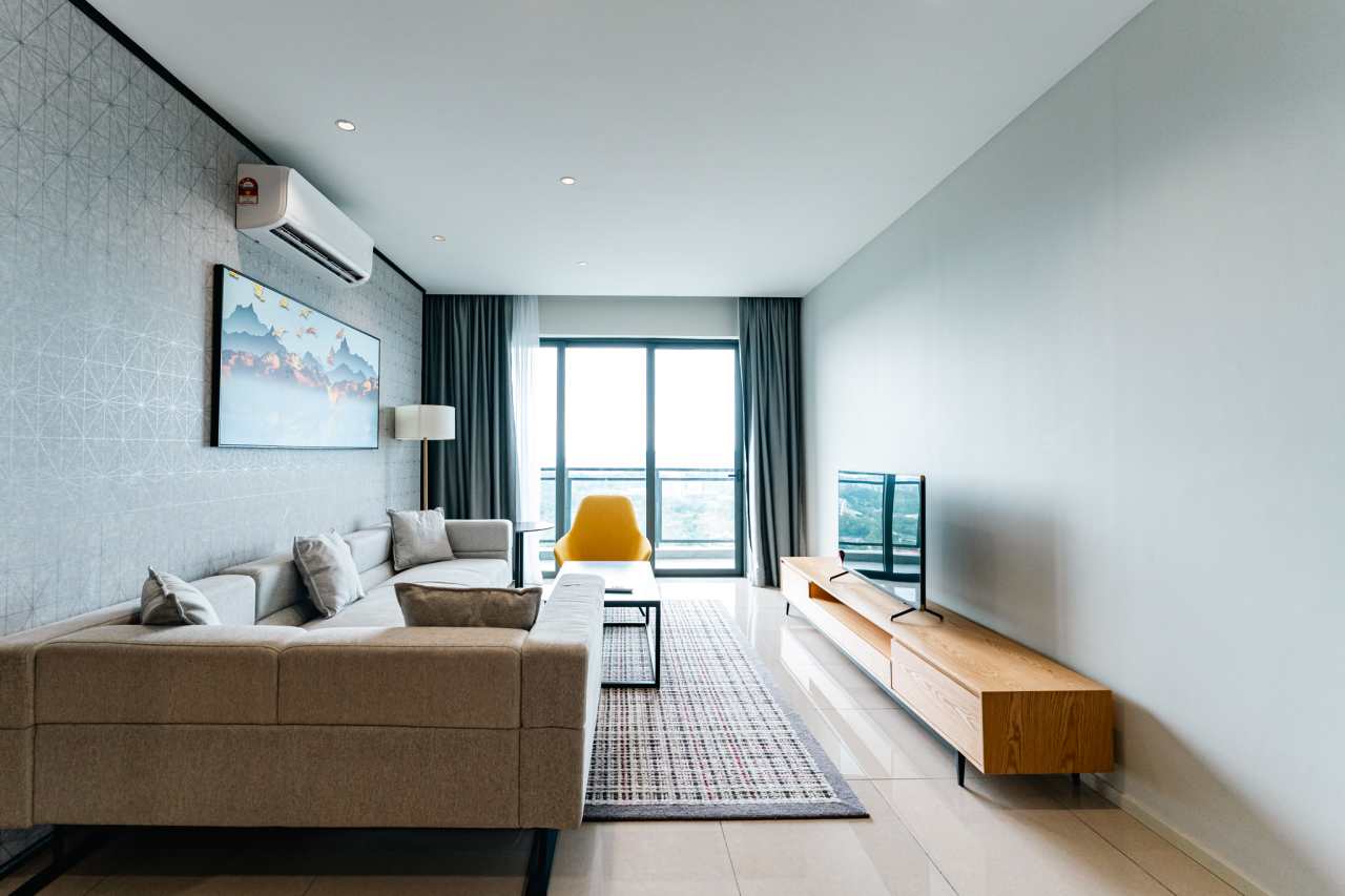 Las soluciones de Roca seleccionadas en los espacios de baño y las cocinas de todas las viviendas son el complemento perfecto al estilo exclusivo de las torres. Entre ellas se encuentran los inodoros Nexo y los inodoros suspendidos Meridian-N y The Gap, con asientos de caída amortiguada para un mayor confort. Con el fin de crear una experiencia exclusiva en la zona de ducha, se ha optado por el rociador circular Rainsense y la ducha de mano Stella, mientras que algunos apartamentos cuentan con la bañera Virginia, caracterizada por su elegante estética y grandes dimensiones. Asimismo, se han seleccionado lavabos de las colecciones Inspira, fabricados en Fineceramic®, y Bol, que realzan el diseño sofisticado de cada vivienda.5