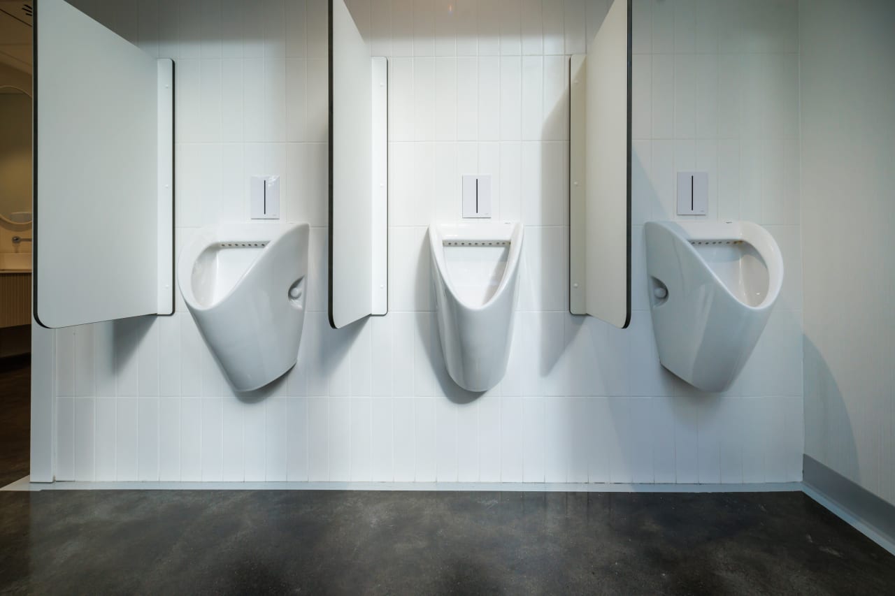 El interiorismo de los baños de TriQube cuentan con una estética minimalista que invita a la calma, con formas redondeadas y una paleta de colores relajantes que crean un ambiente de serenidad. Los urinarios Chic añaden un toque de elegancia con un estilo urbano, mientras las asas de baño Access y los inodoros Meridian garantizan la accesibilidad y el máximo confort. Los productos Roca han sido cuidadosamente seleccionados para contribuir a la funcionalidad y el espíritu de innovación del espacio, aportando los más altos estándares de calidad y diseño.5