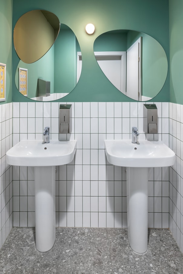 El proyecto, dirigido por el estudio holandés MVRDV en colaboración con el estudio polaco Q2 Studio, combina la rehabilitación histórica con una ampliación moderna. Los interiores, galardonados con el prestigioso premio ArchDaily al Edificio del Año en 2021, aúnan a la perfección funcionalidad y estética. Para garantizar el confort de todos los usuarios, los espacios de baño cuentan con productos Roca, como los lavabos suspendidos Debba, los urinarios Nexo y los inodoros suspendidos The Gap Rimless. Asimismo, la grifería electrónica L20 y la grifería de lavabo con maneta gerontológica completan el equipamiento de los baños, reflejando el compromiso del proyecto con la calidad y la excelencia en el diseño.3