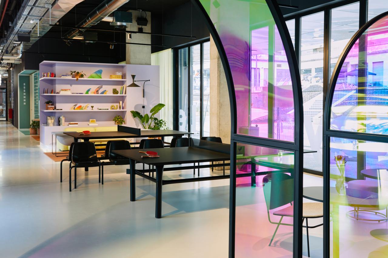 The Social Hub San Sebastián cuenta con lavabos de Fineceramic® de Roca, inodoros tradicionales, accesorios cromados, griferías de ducha y modernas placas de accionamiento. La colección Ona, con su diseño de inspiración mediterránea, aporta calidez e intimidad, mientras que la grifería de lavabo L20, la grifería termostática de ducha T-500, el kit de ducha Stella y los accesorios Victoria aúnan funcionalidad y elegancia. Esta colaboración permitirá a los clientes disfrutar de una experiencia de baño llena de sofisticación, bienestar y relajación, fiel reflejo de la apuesta de ambas marcas por la innovación y la sostenibilidad.11