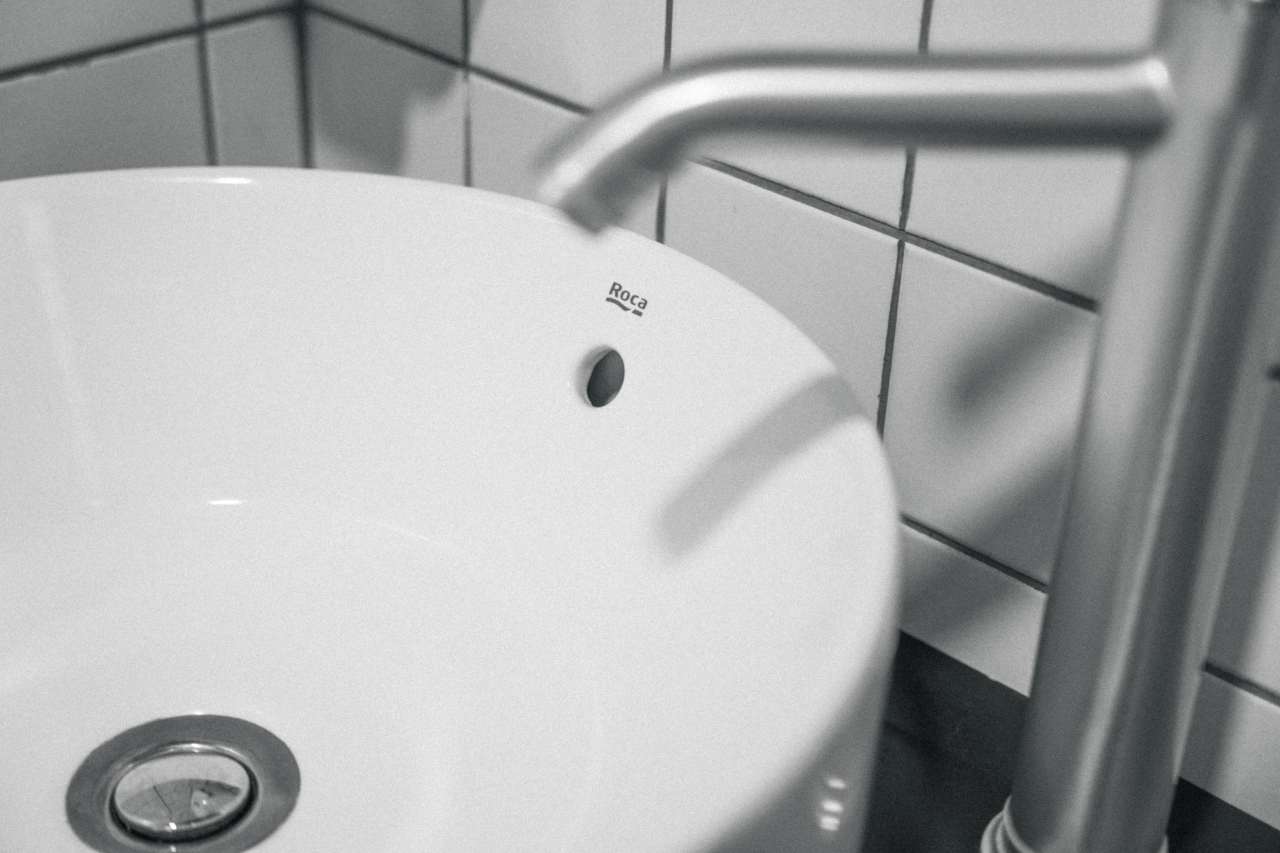 La pieza clave en los baños de este proyecto es el galardonado W+W, una ingeniosa combinación de lavabo e inodoro que permite ahorrar hasta un 25 % de agua. Esta pieza incorpora la grifería Single Pro, que incluye un innovador cartucho que reduce al mínimo el consumo de agua y las emisiones de CO2, una nueva muestra de la integración de tecnología al servicio del medioambiente que caracteriza a Roca. Los urinarios Proton también contribuyen a un uso eficiente de recursos con su diseño minimalista y un sistema de descarga sin contacto que utiliza únicamente 0,5 litros de agua por descarga. Por otro lado, la combinación de los inodoros suspendidos The Gap y las placas de accionamiento PL1 Dual añade funcionalidad y estilo a este espacio público. Asimismo, los lavabos sobre encimera The Gap Round realzan aún más la estética de los baños del museo. Este enclave también llama la atención de sus visitantes con exposiciones.16