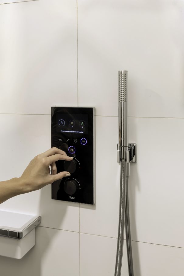 Estas soluciones incluyen inodoros, grifería y duchas inteligentes, todos ellos perfectamente integrados con Roca Connect, la plataforma digital de la marca basada en la nube que permite el control en tiempo real de los productos de baño inteligentes de Roca. El equipo puede recopilar y monitorizar información importante y patrones de comportamiento en los baños mediante el uso de la tecnología IoT. El objetivo de este enfoque colaborativo es optimizar los costes de mantenimiento y limpieza, al tiempo que se fomenta el ahorro de agua.3