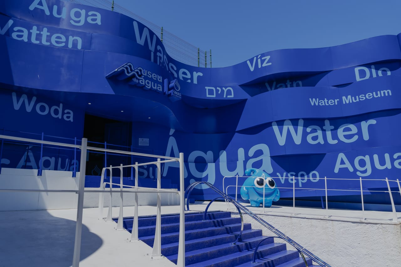 La pieza clave en los baños de este proyecto es el galardonado W+W, una ingeniosa combinación de lavabo e inodoro que permite ahorrar hasta un 25 % de agua. Esta pieza incorpora la grifería Single Pro, que incluye un innovador cartucho que reduce al mínimo el consumo de agua y las emisiones de CO2, una nueva muestra de la integración de tecnología al servicio del medioambiente que caracteriza a Roca. Los urinarios Proton también contribuyen a un uso eficiente de recursos con su diseño minimalista y un sistema de descarga sin contacto que utiliza únicamente 0,5 litros de agua por descarga. Por otro lado, la combinación de los inodoros suspendidos The Gap y las placas de accionamiento PL1 Dual añade funcionalidad y estilo a este espacio público. Asimismo, los lavabos sobre encimera The Gap Round realzan aún más la estética de los baños del museo. Este enclave también llama la atención de sus visitantes con exposiciones.15