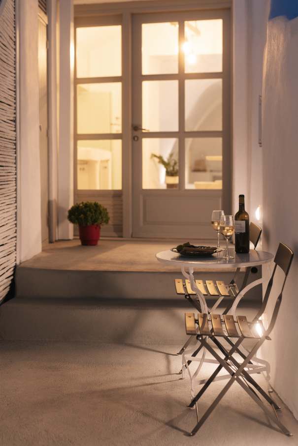 Cada detalle de la Villa Yposkafon, desde el concepto tradicional de casa cueva hasta los exclusivos espacios de baño, está diseñado para deleitar e inspirar, convirtiéndola en un destino en sí misma. La villa está equipada con diversos productos Roca que se caracterizan por su sencillez y elegancia, siendo el complemento perfecto de su diseño minimalista. El inodoro Debba Round y el lavabo Inspira Round de Roca, junto con la elegante grifería L20, destacan sobre las superficies estucadas en blanco. Los contornos suaves y redondeados del lavabo y el inodoro y el moderno acabado cromado de la grifería crean un ambiente armonioso y visualmente agradable que favorece la calma y la relajación.2