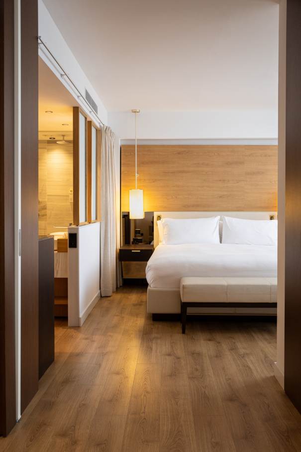 Los baños del Gran Meliá Torre Melina ofrecen una experiencia sofisticada y confortable, realzada por los productos de alta gama de Roca. En las habitaciones Supreme, los huéspedes pueden disfrutar de un exclusivo baño con la original bañera de Stonex® Kauai y la grifería de baño-ducha. Otras habitaciones cuentan con innovadoras soluciones para el espacio de ducha, como los platos de ducha de Stonex® Terran y la grifería termostática T-500, que proporcionan una sensación única en la ducha. Los aseos públicos del hotel cuentan con modernos y funcionales lavabos sobre encimera de la colección Ona, urinarios Mural e inodoros adosados a pared The Gap Round. Los resistentes materiales de Roca Stonex® y Fineceramic® no sólo contribuyen a optimizar los estándares de higiene, sino que también aumentan la eficiencia operativa en todo el hotel, reflejando el compromiso de este establecimiento con la excelencia hotelera.12