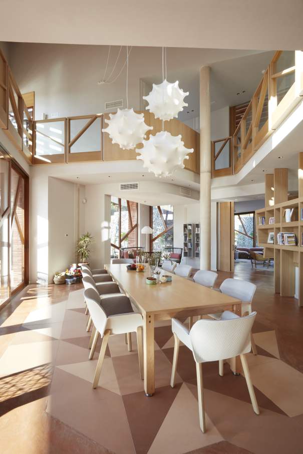 La fundación ofrece atención y apoyo gratuitos a los pacientes de cáncer y a sus familias. El diseño se integra perfectamente en el entorno, con zonas comunes y una acogedora planta baja en forma de abanico con grandes ventanales que dan al jardín. Esta colaboración es una muestra del compromiso con la mejora de la sociedad a través del bienestar y la innovación, que se refleja en la cuidada selección de productos Roca. Entre ellos destacan los lavabos Sofia, combinados con la grifería Lanta y los espejos Luna, y los inodoros Meridian, complementados con placas de accionamiento PL6 Dual, así como griferías de las colecciones Access y Victoria Pro, seleccionadas por su ergonomía. Todos los productos encajan a la perfección con la estética general del centro, que combina tonos neutros relajantes con vivos detalles para fomentar el descanso y el optimismo.1