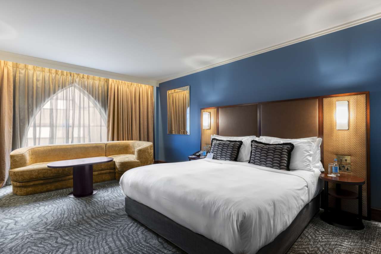 El inodoro suspendido Rimless® y el lavabo de Fineceramic®, ambos de la colección Ona, han sido seleccionados por su diseño funcional y su innovadora tecnología. El primero mejora la higiene y la eficiencia espacial, mientras que el segundo ofrece la máxima durabilidad y un diseño sofisticado. Por otro lado, el plato de ducha Pyros, fabricado en Stonex®, destaca por su diseño extraplano y su discreto desagüe lineal, elevando así la estética del espacio de baño. Esta colaboración es el ejemplo perfecto de cómo el diseño y la tecnología de vanguardia logran realzar los espacios históricos, creando una sinergia atemporal entre la elegancia victoriana y el confort más actual.5