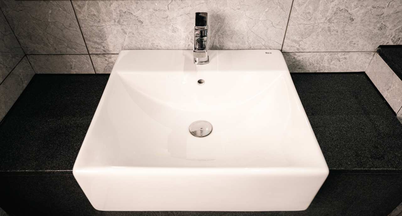 Las soluciones de Roca seleccionadas en los espacios de baño y las cocinas de todas las viviendas son el complemento perfecto al estilo exclusivo de las torres. Entre ellas se encuentran los inodoros Nexo y los inodoros suspendidos Meridian-N y The Gap, con asientos de caída amortiguada para un mayor confort. Con el fin de crear una experiencia exclusiva en la zona de ducha, se ha optado por el rociador circular Rainsense y la ducha de mano Stella, mientras que algunos apartamentos cuentan con la bañera Virginia, caracterizada por su elegante estética y grandes dimensiones. Asimismo, se han seleccionado lavabos de las colecciones Inspira, fabricados en Fineceramic®, y Bol, que realzan el diseño sofisticado de cada vivienda.26