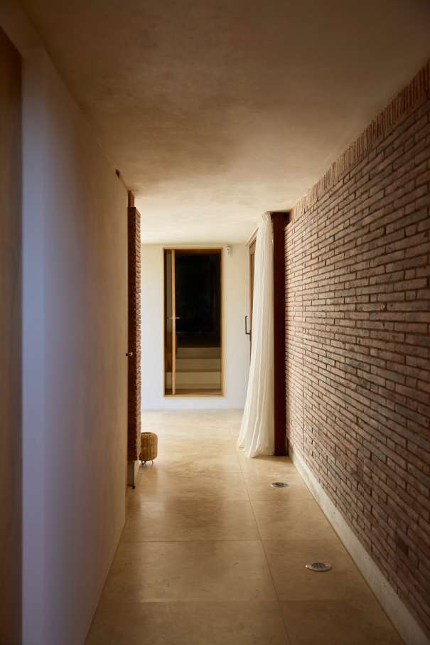 La distribución de Casa IV transforma el baño en un elemento fluido del espacio vital, contribuyendo a mejorar la experiencia de los habitantes de la vivienda. La incorporación de la bañera, el inodoro y el lavabo sobre encimera de la colección Tura genera una sensación de calma y sofisticación, mientras que la grifería Stripes de la colección Nu introduce un toque de dinamismo. La bañera trasciende lo funcional, convirtiéndose en el centro de atención del dormitorio y en un símbolo del estilo de vida mediterráneo. Esta vivienda es un ejemplo de cómo los productos Roca mejoran la experiencia de los usuarios, creando una mezcla perfecta de funcionalidad y diseño, en línea con la filosofía del proyecto, basada en la elegancia discreta y en los detalles cuidadosamente escogidos.12