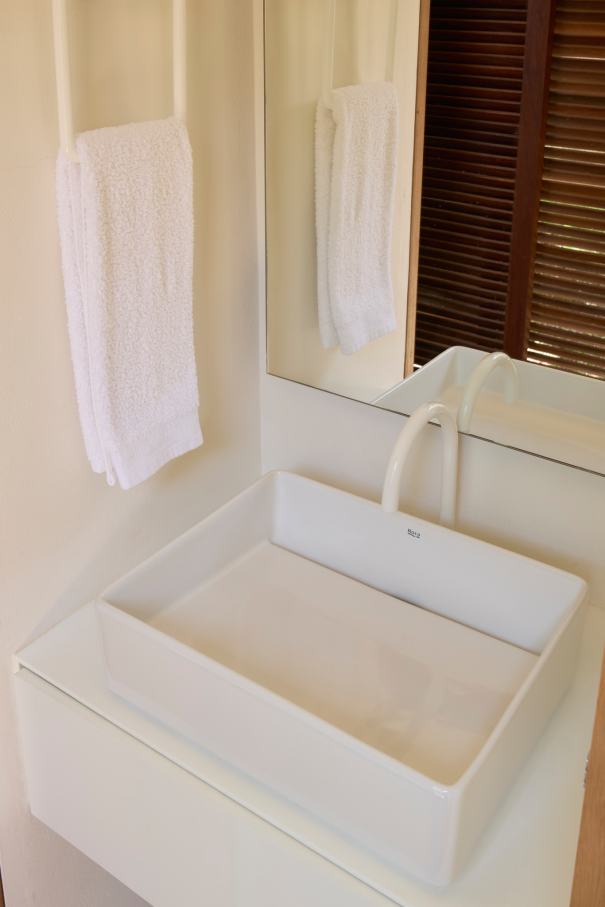 La distribución de Casa IV transforma el baño en un elemento fluido del espacio vital, contribuyendo a mejorar la experiencia de los habitantes de la vivienda. La incorporación de la bañera, el inodoro y el lavabo sobre encimera de la colección Tura genera una sensación de calma y sofisticación, mientras que la grifería Stripes de la colección Nu introduce un toque de dinamismo. La bañera trasciende lo funcional, convirtiéndose en el centro de atención del dormitorio y en un símbolo del estilo de vida mediterráneo. Esta vivienda es un ejemplo de cómo los productos Roca mejoran la experiencia de los usuarios, creando una mezcla perfecta de funcionalidad y diseño, en línea con la filosofía del proyecto, basada en la elegancia discreta y en los detalles cuidadosamente escogidos.19