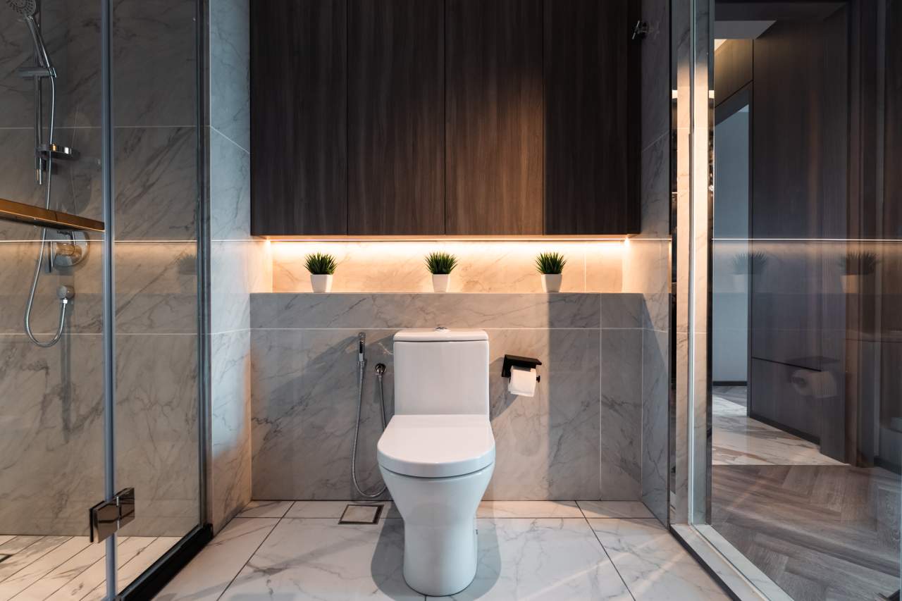 Las soluciones de Roca seleccionadas en los espacios de baño y las cocinas de todas las viviendas son el complemento perfecto al estilo exclusivo de las torres. Entre ellas se encuentran los inodoros Nexo y los inodoros suspendidos Meridian-N y The Gap, con asientos de caída amortiguada para un mayor confort. Con el fin de crear una experiencia exclusiva en la zona de ducha, se ha optado por el rociador circular Rainsense y la ducha de mano Stella, mientras que algunos apartamentos cuentan con la bañera Virginia, caracterizada por su elegante estética y grandes dimensiones. Asimismo, se han seleccionado lavabos de las colecciones Inspira, fabricados en Fineceramic®, y Bol, que realzan el diseño sofisticado de cada vivienda.23