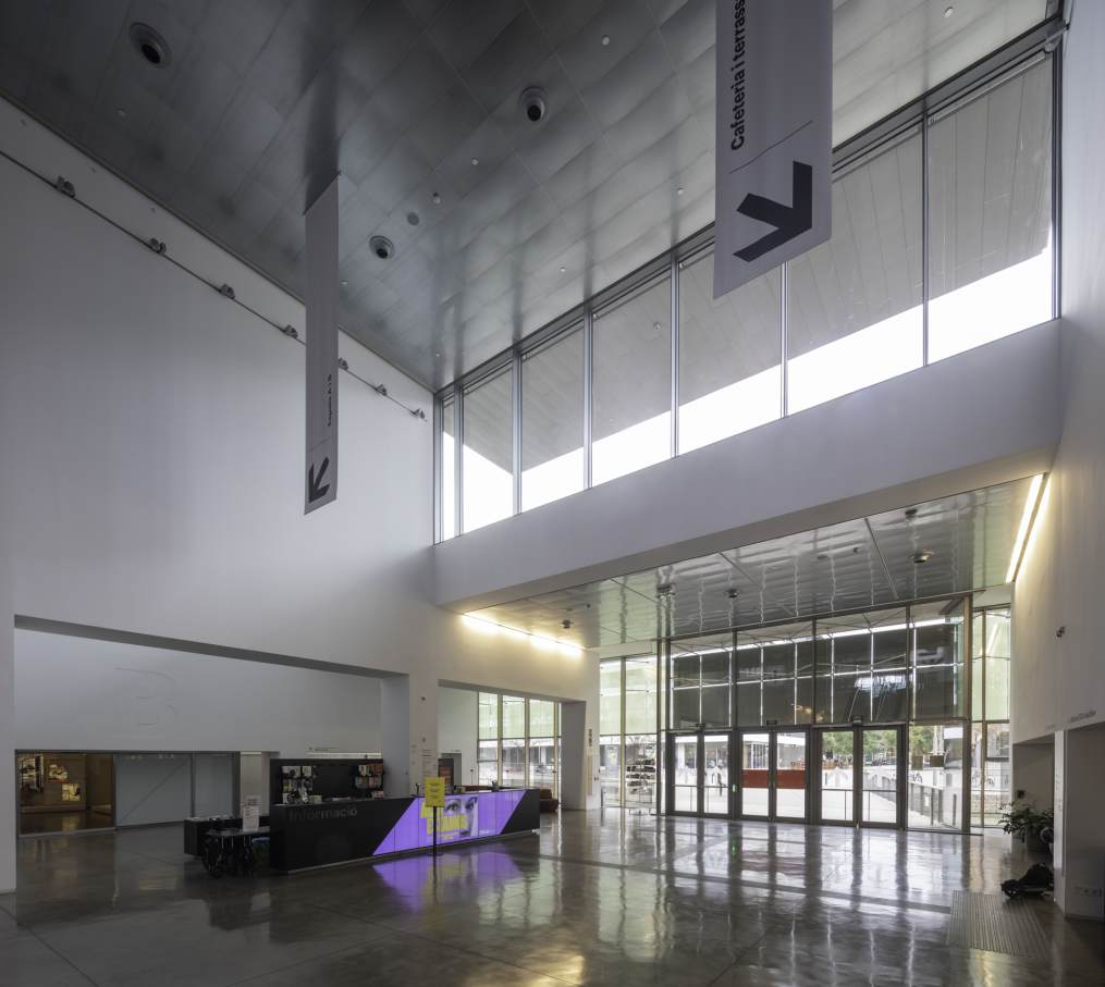 La colaboración de Roca con DHub es un ejemplo del equilibrio entre forma y función. Los productos Roca, entre los que destacan los elegantes lavabos Foro, la grifería Loft-E y los lavabos Meridian, están perfectamente integrados en los modernos espacios del DHub, diseñados por MBM Arquitects. Esta colaboración implica una apuesta por la sostenibilidad y la accesibilidad, demostrando que el diseño más innovador puede mejorar nuestro día a día y contribuir al mismo tiempo a un entorno más sostenible e inclusivo.1