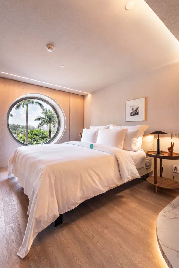 El compromiso de Roca por ofrecer experiencias de baño excepcionales están en perfecta sintonía con el prestigio del Hotel Unique como símbolo del lujo y la excelencia en el diseño en São Paulo. La reforma de 2024 combina modernidad con una elegancia atemporal, mejorando la experiencia de los huéspedes. Para crear una estética impactante, se ha combinado la grifería de lavabo de caño alto Ona de Roca en negro titanio con los lavabos Ohtake y Horizon. Los rociadores Rainsense en negro mate y las duchas de mano Stella proporcionan una agradable sensación de confort, mientras que los inodoros Inspira con tecnología Rimless completan un baño sostenible, sofisticado y minimalista.21