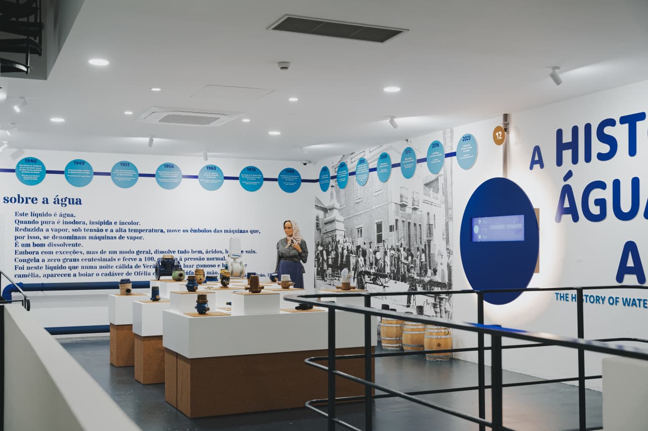 La pieza clave en los baños de este proyecto es el galardonado W+W, una ingeniosa combinación de lavabo e inodoro que permite ahorrar hasta un 25 % de agua. Esta pieza incorpora la grifería Single Pro, que incluye un innovador cartucho que reduce al mínimo el consumo de agua y las emisiones de CO2, una nueva muestra de la integración de tecnología al servicio del medioambiente que caracteriza a Roca. Los urinarios Proton también contribuyen a un uso eficiente de recursos con su diseño minimalista y un sistema de descarga sin contacto que utiliza únicamente 0,5 litros de agua por descarga. Por otro lado, la combinación de los inodoros suspendidos The Gap y las placas de accionamiento PL1 Dual añade funcionalidad y estilo a este espacio público. Asimismo, los lavabos sobre encimera The Gap Round realzan aún más la estética de los baños del museo. Este enclave también llama la atención de sus visitantes con exposiciones.5