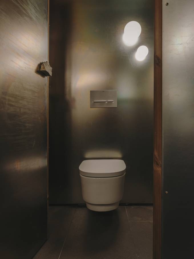 El diseño de Carulla para el restaurante, también denominado Esperit Roca, combina suaves tonos tierra con paredes de hormigón, detalles en piedra y una cálida iluminación para crear un espacio acogedor que transmite una sutil sofisticación. En los espacios de baño se ha optado por el inodoro suspendido Roca Rimless® de la colección Tura, concebida por el diseñador, para lograr una estética unificada. Al igual que el propio restaurante, el diseño escultural del inodoro está inspirado en el paisaje mediterráneo de la región. Otros elementos seleccionados incluyen la grifería electrónica Loft, que se integra a la perfección en los lavabos de piedra. La silueta casi industrial de la grifería complementa la solidez de la piedra y el espacio en penumbra, mientras que la tecnología electrónica aporta eficiencia hídrica y facilidad de uso.6