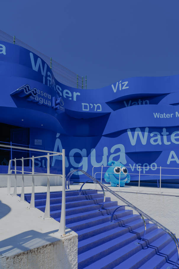 La pieza clave en los baños de este proyecto es el galardonado W+W, una ingeniosa combinación de lavabo e inodoro que permite ahorrar hasta un 25 % de agua. Esta pieza incorpora la grifería Single Pro, que incluye un innovador cartucho que reduce al mínimo el consumo de agua y las emisiones de CO2, una nueva muestra de la integración de tecnología al servicio del medioambiente que caracteriza a Roca. Los urinarios Proton también contribuyen a un uso eficiente de recursos con su diseño minimalista y un sistema de descarga sin contacto que utiliza únicamente 0,5 litros de agua por descarga. Por otro lado, la combinación de los inodoros suspendidos The Gap y las placas de accionamiento PL1 Dual añade funcionalidad y estilo a este espacio público. Asimismo, los lavabos sobre encimera The Gap Round realzan aún más la estética de los baños del museo. Este enclave también llama la atención de sus visitantes con exposiciones.21