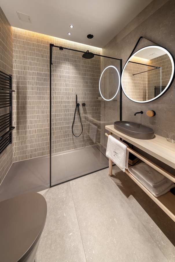 La prioridad en el diseño interior del hotel es garantizar que los huéspedes se vayan con una sonrisa, sintiéndose relajados y completamente satisfechos. Adoptando el enfoque minimalista del hygge, el diseño transmite una agradable sensación de confort a través de una cuidada selección de colores y mobiliario en materiales naturales con suaves curvas y formas orgánicas. En perfecta sintonía con la filosofía hygge, las líneas suaves y las formas redondeadas del lavabo Beyond de color café y del inodoro y bidé Inspira irradian relajación, calidez y armonía. El diseño de la colección Ona, inspirado en la naturaleza, se suma a la estética relajante. Los bidés y lavabos suspendidos contribuyen a crear una sensación de amplitud y equilibrio que evoca la serenidad de los paisajes tranquilos. De esta forma, el confort y el hygge se transmiten a todos los huéspedes del hotel. Los aseos públicos para hombres cuentan con los minimalistas urinarios Proton y los aseos accesibles están equipados con inodoros Access y asas de baño, garantizando un entorno acogedor e inclusivo para todos.25