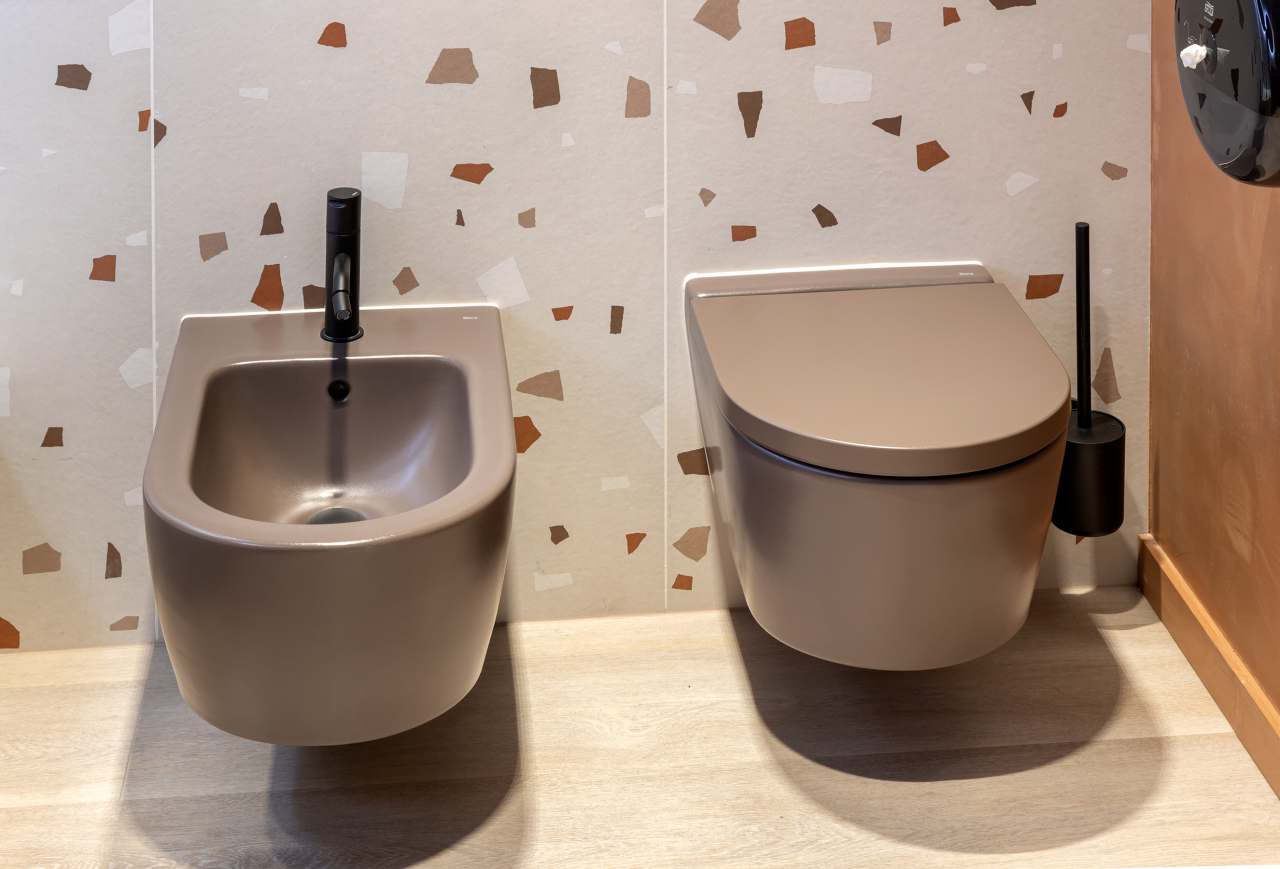 La prioridad en el diseño interior del hotel es garantizar que los huéspedes se vayan con una sonrisa, sintiéndose relajados y completamente satisfechos. Adoptando el enfoque minimalista del hygge, el diseño transmite una agradable sensación de confort a través de una cuidada selección de colores y mobiliario en materiales naturales con suaves curvas y formas orgánicas. En perfecta sintonía con la filosofía hygge, las líneas suaves y las formas redondeadas del lavabo Beyond de color café y del inodoro y bidé Inspira irradian relajación, calidez y armonía. El diseño de la colección Ona, inspirado en la naturaleza, se suma a la estética relajante. Los bidés y lavabos suspendidos contribuyen a crear una sensación de amplitud y equilibrio que evoca la serenidad de los paisajes tranquilos. De esta forma, el confort y el hygge se transmiten a todos los huéspedes del hotel. Los aseos públicos para hombres cuentan con los minimalistas urinarios Proton y los aseos accesibles están equipados con inodoros Access y asas de baño, garantizando un entorno acogedor e inclusivo para todos.6