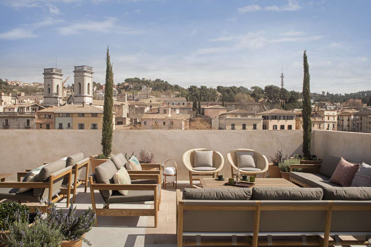 Cada una de las 15 habitaciones del Hotel Casa Cacao muestran una cuidada atención al detalle, fiel reflejo del artesanal proceso de elaboración del chocolate de Casa Cacao. Los baños están diseñados como espacios de relajación y bienestar, con productos Roca elegidos por su calidad y armonía estética con los interiores del hotel. Los toques modernos, como el inodoro Meridian, la grifería Loft y los accesorios Superinox, se complementan con soluciones orientadas al confort como la bañera exenta Virginia o los exclusivos rociadores Rainsense y Raindream. Con esta colaboración, el Hotel Casa Cacao y Roca han redefinido el lujo, ofreciendo a sus huéspedes una fusión única de arte culinario y sofisticación.3