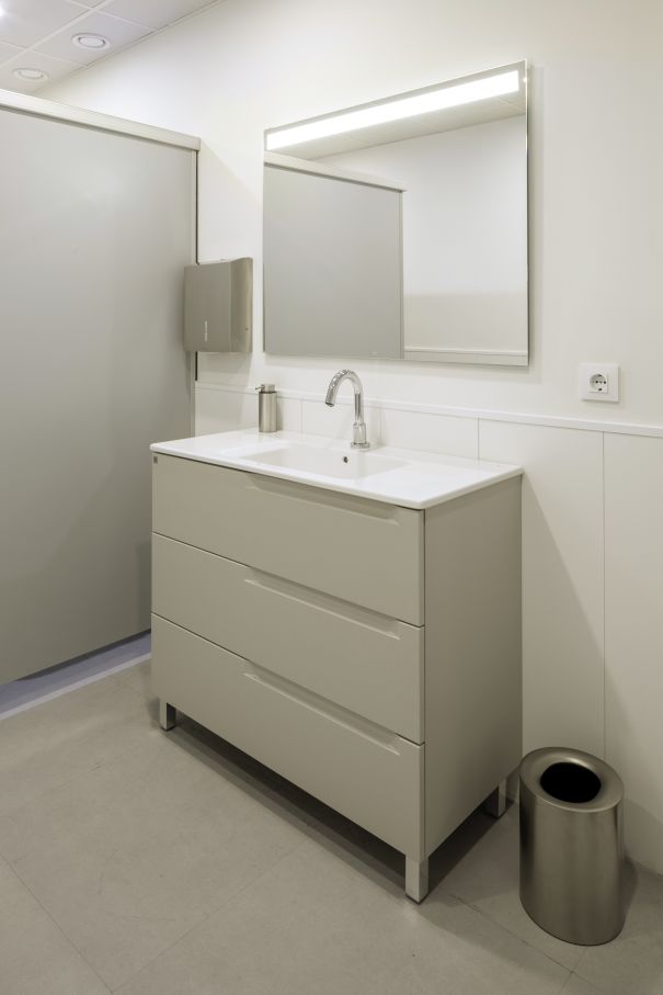 Estas soluciones incluyen inodoros, grifería y duchas inteligentes, todos ellos perfectamente integrados con Roca Connect, la plataforma digital de la marca basada en la nube que permite el control en tiempo real de los productos de baño inteligentes de Roca. El equipo puede recopilar y monitorizar información importante y patrones de comportamiento en los baños mediante el uso de la tecnología IoT. El objetivo de este enfoque colaborativo es optimizar los costes de mantenimiento y limpieza, al tiempo que se fomenta el ahorro de agua.8