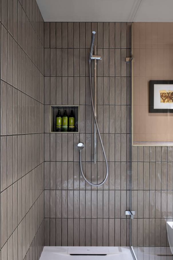 El inodoro suspendido Rimless® y el lavabo de Fineceramic®, ambos de la colección Ona, han sido seleccionados por su diseño funcional y su innovadora tecnología. El primero mejora la higiene y la eficiencia espacial, mientras que el segundo ofrece la máxima durabilidad y un diseño sofisticado. Por otro lado, el plato de ducha Pyros, fabricado en Stonex®, destaca por su diseño extraplano y su discreto desagüe lineal, elevando así la estética del espacio de baño. Esta colaboración es el ejemplo perfecto de cómo el diseño y la tecnología de vanguardia logran realzar los espacios históricos, creando una sinergia atemporal entre la elegancia victoriana y el confort más actual.1