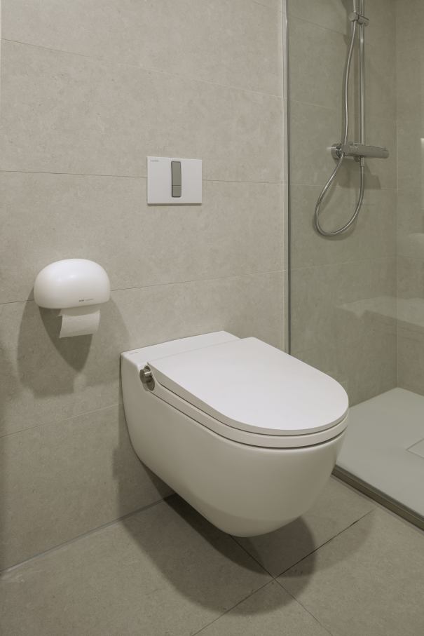 Estas soluciones incluyen inodoros, grifería y duchas inteligentes, todos ellos perfectamente integrados con Roca Connect, la plataforma digital de la marca basada en la nube que permite el control en tiempo real de los productos de baño inteligentes de Roca. El equipo puede recopilar y monitorizar información importante y patrones de comportamiento en los baños mediante el uso de la tecnología IoT. El objetivo de este enfoque colaborativo es optimizar los costes de mantenimiento y limpieza, al tiempo que se fomenta el ahorro de agua.6