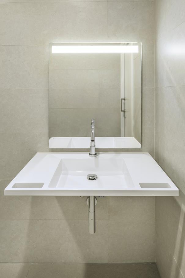 Estas soluciones incluyen inodoros, grifería y duchas inteligentes, todos ellos perfectamente integrados con Roca Connect, la plataforma digital de la marca basada en la nube que permite el control en tiempo real de los productos de baño inteligentes de Roca. El equipo puede recopilar y monitorizar información importante y patrones de comportamiento en los baños mediante el uso de la tecnología IoT. El objetivo de este enfoque colaborativo es optimizar los costes de mantenimiento y limpieza, al tiempo que se fomenta el ahorro de agua.14