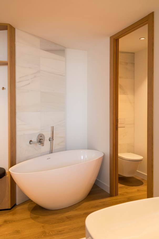 Los baños del Gran Meliá Torre Melina ofrecen una experiencia sofisticada y confortable, realzada por los productos de alta gama de Roca. En las habitaciones Supreme, los huéspedes pueden disfrutar de un exclusivo baño con la original bañera de Stonex® Kauai y la grifería de baño-ducha. Otras habitaciones cuentan con innovadoras soluciones para el espacio de ducha, como los platos de ducha de Stonex® Terran y la grifería termostática T-500, que proporcionan una sensación única en la ducha. Los aseos públicos del hotel cuentan con modernos y funcionales lavabos sobre encimera de la colección Ona, urinarios Mural e inodoros adosados a pared The Gap Round. Los resistentes materiales de Roca Stonex® y Fineceramic® no sólo contribuyen a optimizar los estándares de higiene, sino que también aumentan la eficiencia operativa en todo el hotel, reflejando el compromiso de este establecimiento con la excelencia hotelera.9