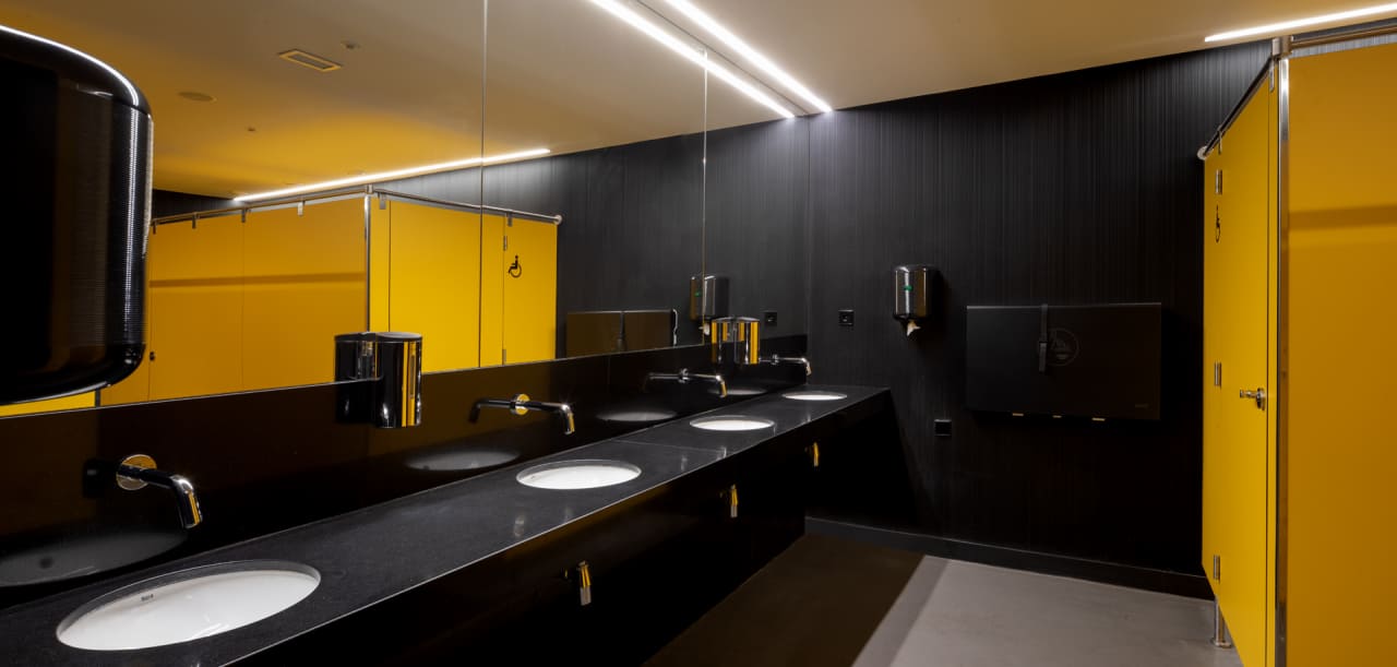 La colaboración de Roca con DHub es un ejemplo del equilibrio entre forma y función. Los productos Roca, entre los que destacan los elegantes lavabos Foro, la grifería Loft-E y los lavabos Meridian, están perfectamente integrados en los modernos espacios del DHub, diseñados por MBM Arquitects. Esta colaboración implica una apuesta por la sostenibilidad y la accesibilidad, demostrando que el diseño más innovador puede mejorar nuestro día a día y contribuir al mismo tiempo a un entorno más sostenible e inclusivo.11