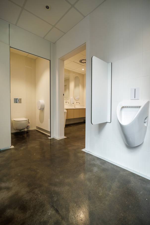 El interiorismo de los baños de TriQube cuentan con una estética minimalista que invita a la calma, con formas redondeadas y una paleta de colores relajantes que crean un ambiente de serenidad. Los urinarios Chic añaden un toque de elegancia con un estilo urbano, mientras las asas de baño Access y los inodoros Meridian garantizan la accesibilidad y el máximo confort. Los productos Roca han sido cuidadosamente seleccionados para contribuir a la funcionalidad y el espíritu de innovación del espacio, aportando los más altos estándares de calidad y diseño.8