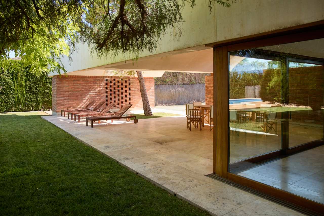 La distribución de Casa IV transforma el baño en un elemento fluido del espacio vital, contribuyendo a mejorar la experiencia de los habitantes de la vivienda. La incorporación de la bañera, el inodoro y el lavabo sobre encimera de la colección Tura genera una sensación de calma y sofisticación, mientras que la grifería Stripes de la colección Nu introduce un toque de dinamismo. La bañera trasciende lo funcional, convirtiéndose en el centro de atención del dormitorio y en un símbolo del estilo de vida mediterráneo. Esta vivienda es un ejemplo de cómo los productos Roca mejoran la experiencia de los usuarios, creando una mezcla perfecta de funcionalidad y diseño, en línea con la filosofía del proyecto, basada en la elegancia discreta y en los detalles cuidadosamente escogidos.16