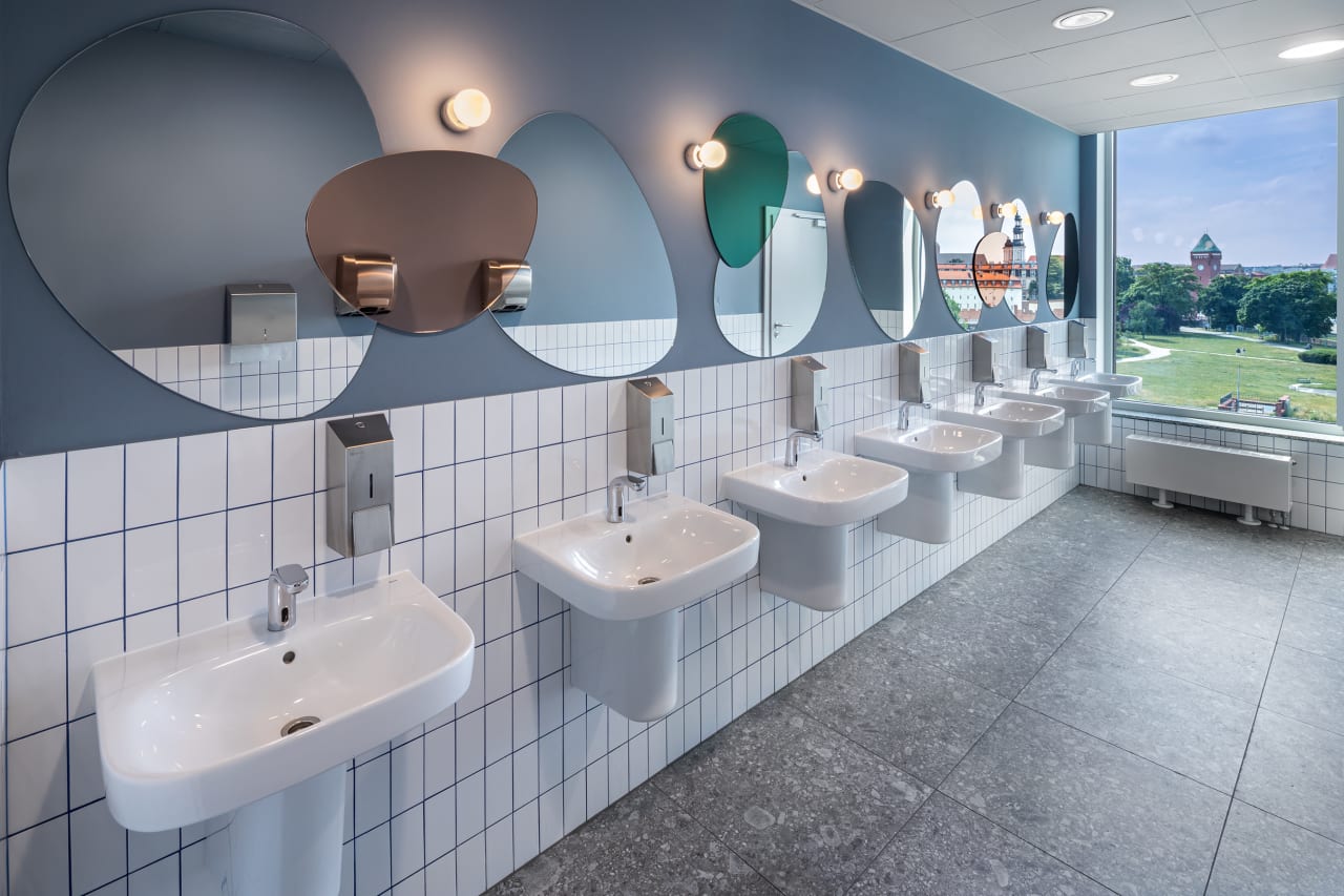 El proyecto, dirigido por el estudio holandés MVRDV en colaboración con el estudio polaco Q2 Studio, combina la rehabilitación histórica con una ampliación moderna. Los interiores, galardonados con el prestigioso premio ArchDaily al Edificio del Año en 2021, aúnan a la perfección funcionalidad y estética. Para garantizar el confort de todos los usuarios, los espacios de baño cuentan con productos Roca, como los lavabos suspendidos Debba, los urinarios Nexo y los inodoros suspendidos The Gap Rimless. Asimismo, la grifería electrónica L20 y la grifería de lavabo con maneta gerontológica completan el equipamiento de los baños, reflejando el compromiso del proyecto con la calidad y la excelencia en el diseño.7