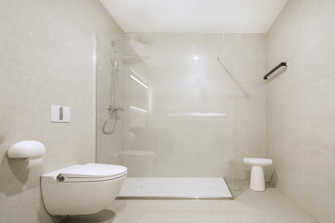 Estas soluciones incluyen inodoros, grifería y duchas inteligentes, todos ellos perfectamente integrados con Roca Connect, la plataforma digital de la marca basada en la nube que permite el control en tiempo real de los productos de baño inteligentes de Roca. El equipo puede recopilar y monitorizar información importante y patrones de comportamiento en los baños mediante el uso de la tecnología IoT. El objetivo de este enfoque colaborativo es optimizar los costes de mantenimiento y limpieza, al tiempo que se fomenta el ahorro de agua.9