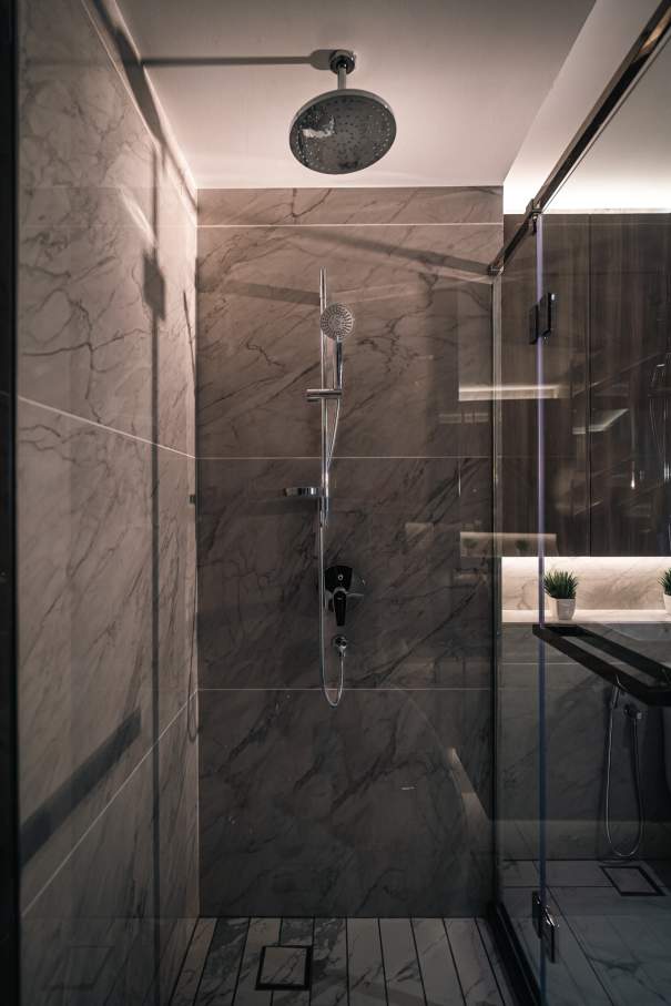 Las soluciones de Roca seleccionadas en los espacios de baño y las cocinas de todas las viviendas son el complemento perfecto al estilo exclusivo de las torres. Entre ellas se encuentran los inodoros Nexo y los inodoros suspendidos Meridian-N y The Gap, con asientos de caída amortiguada para un mayor confort. Con el fin de crear una experiencia exclusiva en la zona de ducha, se ha optado por el rociador circular Rainsense y la ducha de mano Stella, mientras que algunos apartamentos cuentan con la bañera Virginia, caracterizada por su elegante estética y grandes dimensiones. Asimismo, se han seleccionado lavabos de las colecciones Inspira, fabricados en Fineceramic®, y Bol, que realzan el diseño sofisticado de cada vivienda.6