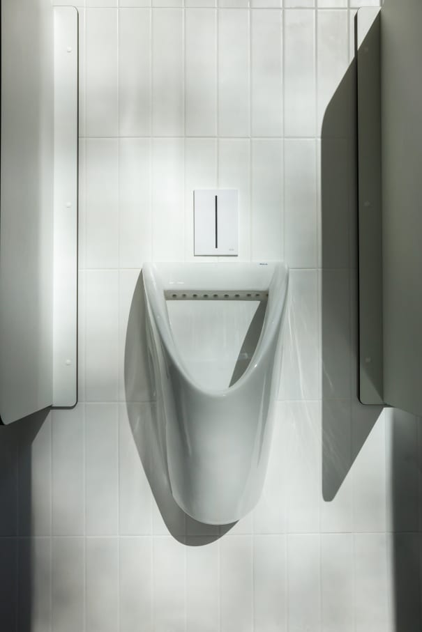 El interiorismo de los baños de TriQube cuentan con una estética minimalista que invita a la calma, con formas redondeadas y una paleta de colores relajantes que crean un ambiente de serenidad. Los urinarios Chic añaden un toque de elegancia con un estilo urbano, mientras las asas de baño Access y los inodoros Meridian garantizan la accesibilidad y el máximo confort. Los productos Roca han sido cuidadosamente seleccionados para contribuir a la funcionalidad y el espíritu de innovación del espacio, aportando los más altos estándares de calidad y diseño.9