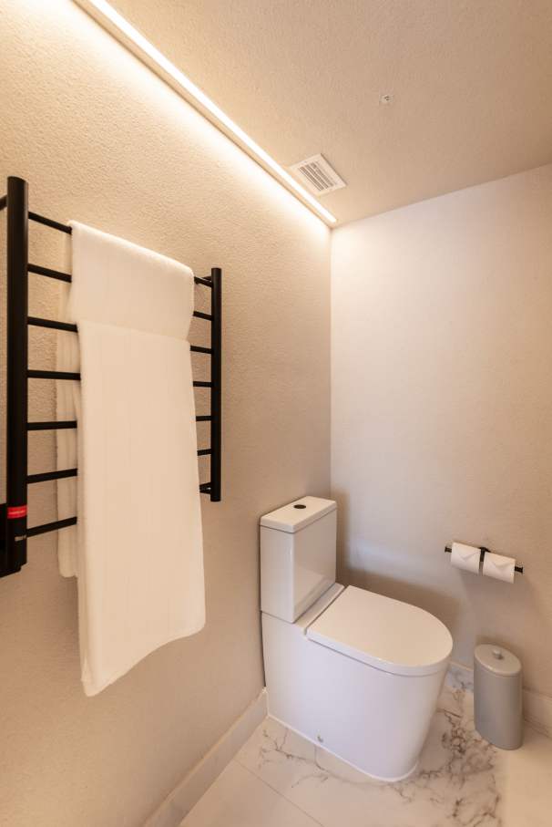 El compromiso de Roca por ofrecer experiencias de baño excepcionales están en perfecta sintonía con el prestigio del Hotel Unique como símbolo del lujo y la excelencia en el diseño en São Paulo. La reforma de 2024 combina modernidad con una elegancia atemporal, mejorando la experiencia de los huéspedes. Para crear una estética impactante, se ha combinado la grifería de lavabo de caño alto Ona de Roca en negro titanio con los lavabos Ohtake y Horizon. Los rociadores Rainsense en negro mate y las duchas de mano Stella proporcionan una agradable sensación de confort, mientras que los inodoros Inspira con tecnología Rimless completan un baño sostenible, sofisticado y minimalista.