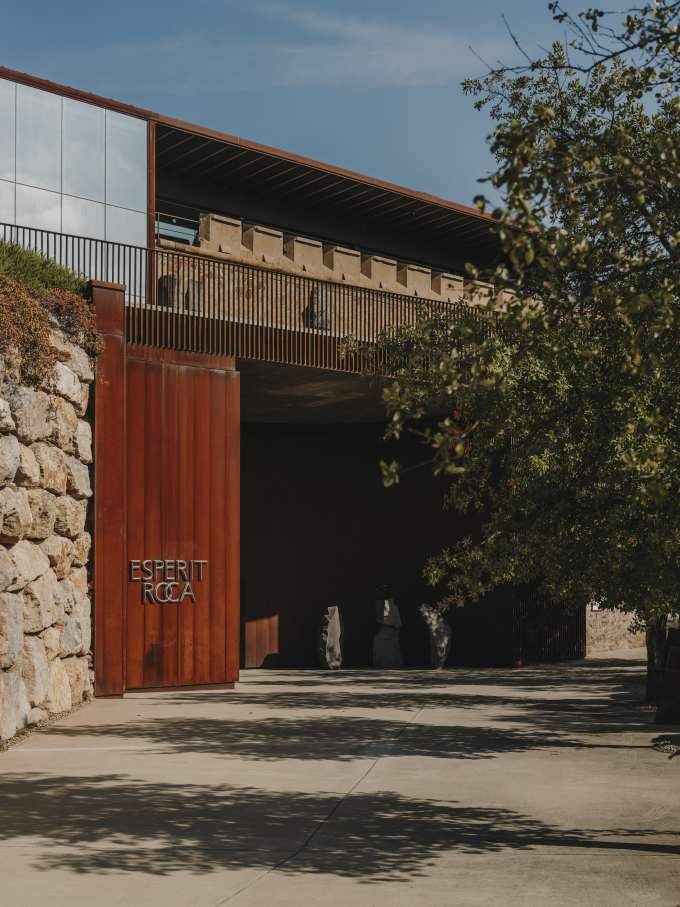 El diseño de Carulla para el restaurante, también denominado Esperit Roca, combina suaves tonos tierra con paredes de hormigón, detalles en piedra y una cálida iluminación para crear un espacio acogedor que transmite una sutil sofisticación. En los espacios de baño se ha optado por el inodoro suspendido Roca Rimless® de la colección Tura, concebida por el diseñador, para lograr una estética unificada. Al igual que el propio restaurante, el diseño escultural del inodoro está inspirado en el paisaje mediterráneo de la región. Otros elementos seleccionados incluyen la grifería electrónica Loft, que se integra a la perfección en los lavabos de piedra. La silueta casi industrial de la grifería complementa la solidez de la piedra y el espacio en penumbra, mientras que la tecnología electrónica aporta eficiencia hídrica y facilidad de uso.7