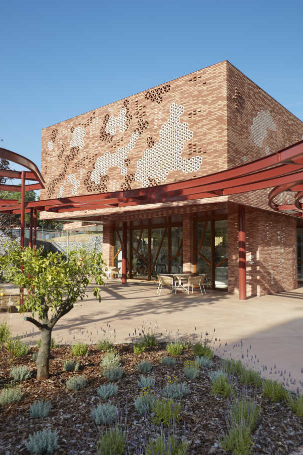 La fundación ofrece atención y apoyo gratuitos a los pacientes de cáncer y a sus familias. El diseño se integra perfectamente en el entorno, con zonas comunes y una acogedora planta baja en forma de abanico con grandes ventanales que dan al jardín. Esta colaboración es una muestra del compromiso con la mejora de la sociedad a través del bienestar y la innovación, que se refleja en la cuidada selección de productos Roca. Entre ellos destacan los lavabos Sofia, combinados con la grifería Lanta y los espejos Luna, y los inodoros Meridian, complementados con placas de accionamiento PL6 Dual, así como griferías de las colecciones Access y Victoria Pro, seleccionadas por su ergonomía. Todos los productos encajan a la perfección con la estética general del centro, que combina tonos neutros relajantes con vivos detalles para fomentar el descanso y el optimismo.3