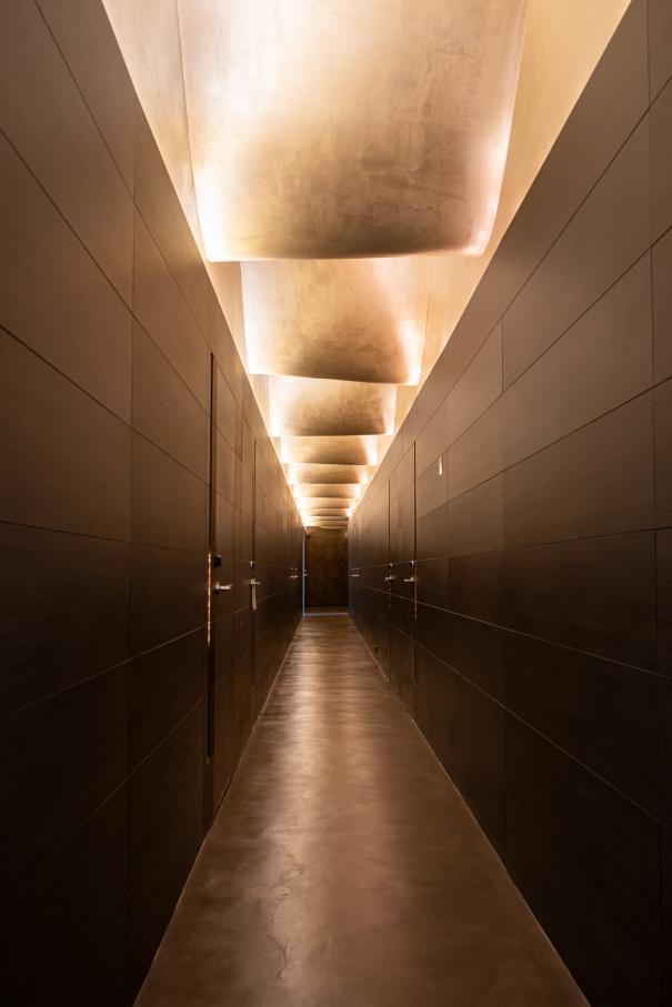 El diseño de este hotel boutique de 13 habitaciones se inspira en el apilado horizontal de las botellas de cava y en la técnica del trencadís de Antoni Gaudí. Las líneas sinuosas, los grandes ventanales circulares y los motivos geométricos, junto con el uso de materiales naturales, crean un conjunto equilibrado en perfecta armonía con el entorno. Los modernos baños de planta abierta cuentan con lavabos Bol en acabado grafito, la elegante grifería de lavabo Thesis y los originales inodoros Happening. La decidida apuesta por la sostenibilidad, patente en el cuidado diseño del edificio y las buenas prácticas sostenibles, también se refleja en los productos Roca, que contribuyen a la eficiencia energética y la durabilidad.3